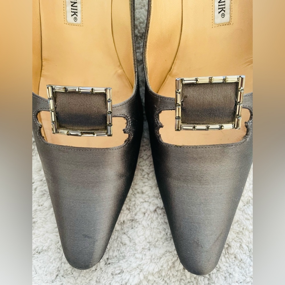 Manolo Blahnik Crystal Embellished Silk Satin Pumps Heels Size 39-1/2. Italy